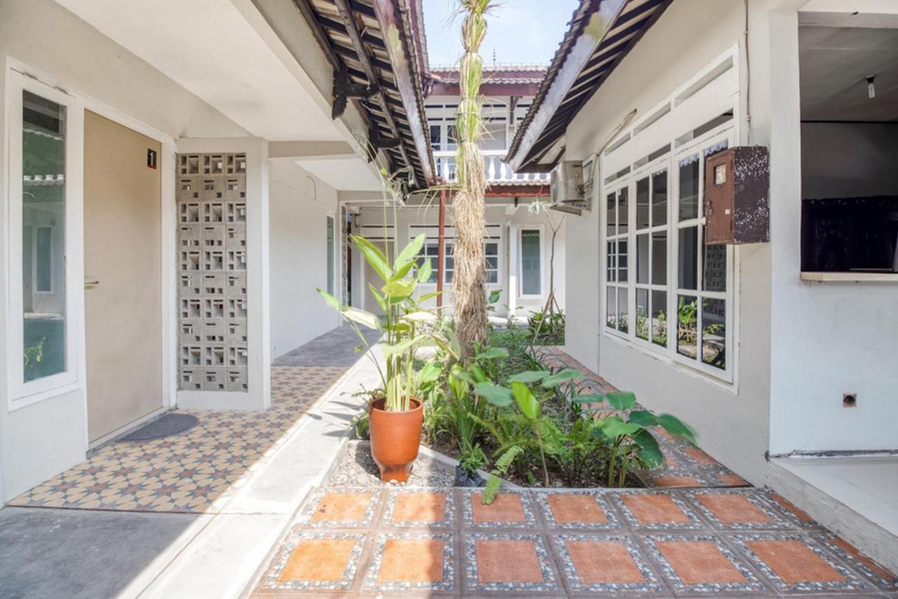 Guest house Reddoorz Near Malioboro Tugu Station Jogja 2 2*