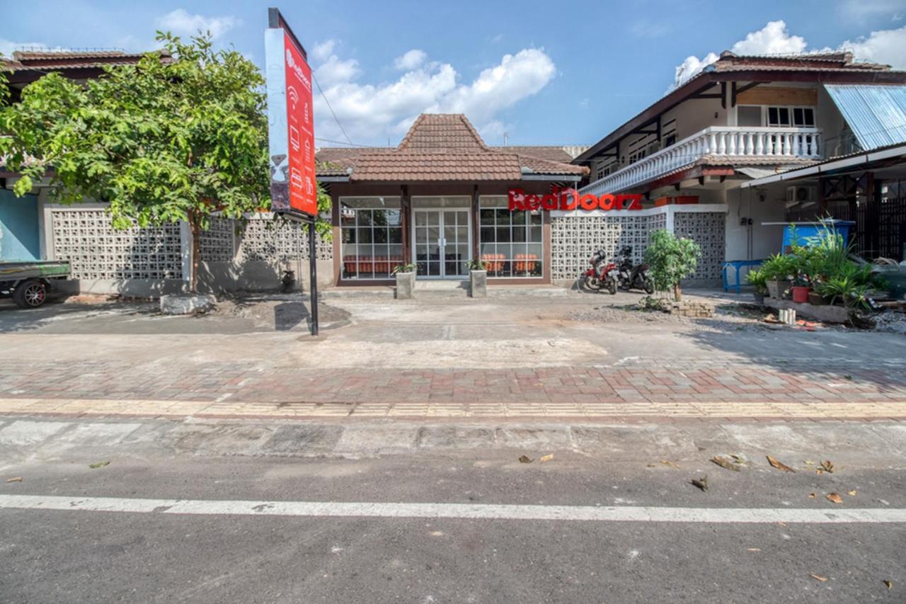 Guest house Reddoorz Near Malioboro Tugu Station Jogja 2 2*